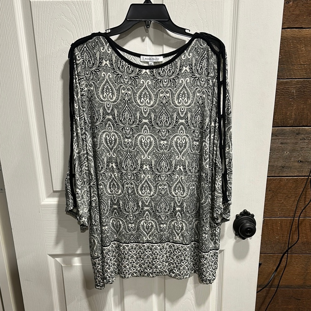 Rose & Olive Black and White Graphic 3/4 Sleeve Blouse T159
